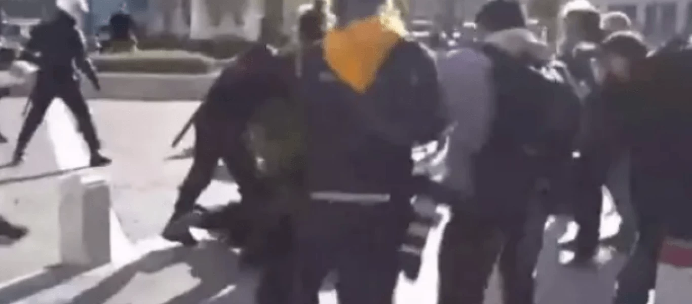 Η στιγμή που αστυνομικός συλλαμβάνει διαδηλωτή στο πανεκπαιδευτικό συλλαλητήριο (βίντεο)